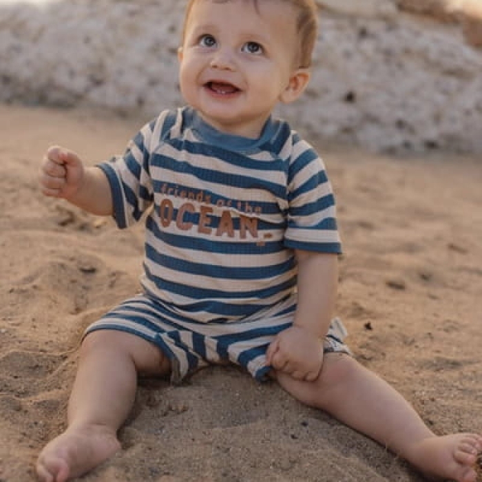 pol_pl_Little-Dutch-Swimsuit-z-krotkim-rekawem-Ocean-Blue-Stripes-62-68-5897_6.jpg