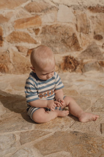 pol_pl_Little-Dutch-Swimsuit-z-krotkim-rekawem-Ocean-Blue-Stripes-62-68-5897_3.jpg