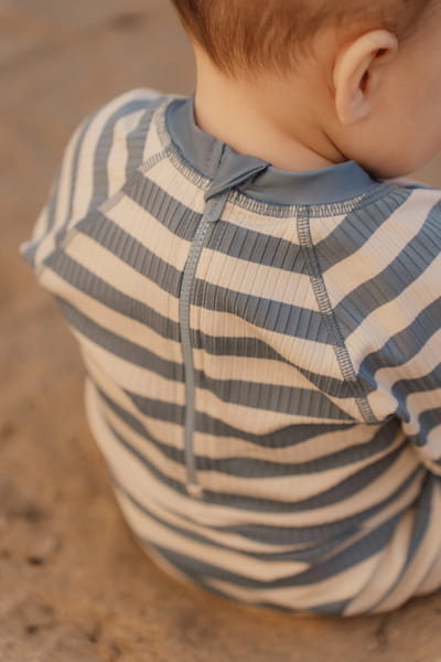 pol_pl_Little-Dutch-Swimsuit-z-krotkim-rekawem-Ocean-Blue-Stripes-62-68-5897_5.jpg