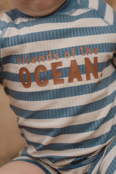 pol_pl_Little-Dutch-Swimsuit-z-krotkim-rekawem-Ocean-Blue-Stripes-62-68-5897_4.jpg
