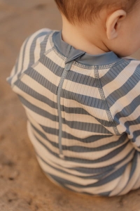 pol_pl_Little-Dutch-Swimsuit-z-krotkim-rekawem-Ocean-Blue-Stripes-62-68-5897_5.jpg