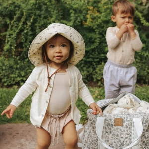 pol_pl_Elodie-Details-Kapelusz-przeciwsloneczny-6-12-miesiecy-garden-leos-resort-35977_3.jpg