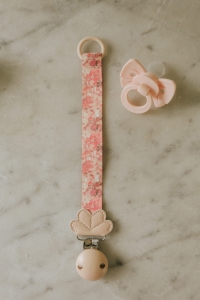 pol_pl_ELODIE-DETAILS-smoczek-silikonowy-Binky-Bow-0-6-m-misty-pink-36103_8.jpg