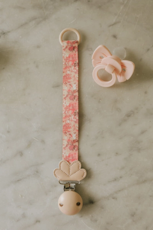 pol_pl_ELODIE-DETAILS-smoczek-silikonowy-Binky-Bow-0-6-m-misty-pink-36103_8.jpg