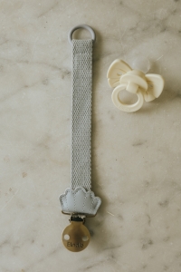 pol_pl_ELODIE-DETAILS-smoczek-silikonowy-Binky-Bow-0-6m-oat-white-36104_6.jpg