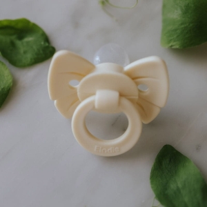 pol_pl_ELODIE-DETAILS-smoczek-silikonowy-Binky-Bow-0-6m-oat-white-36104_7.jpg