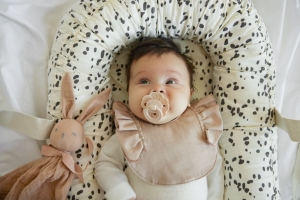 pol_pl_ELODIE-DETAILS-smoczek-silikonowy-Binky-Bloom-3m-powder-pink-33714_4.jpg