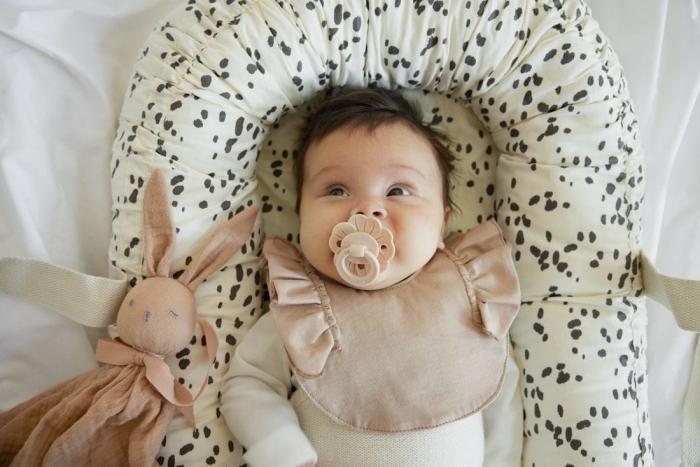 pol_pl_ELODIE-DETAILS-smoczek-silikonowy-Binky-Bloom-3m-powder-pink-33714_4.jpg