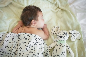 pol_pl_Elodie-Details-Kocyk-bawelna-muslin-Dalmatian-Dots-33723_4.jpg