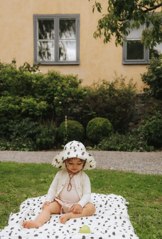 pol_pl_Elodie-Details-Kapelusz-przeciwsloneczny-2-3-lata-dalmatian-dots-grande-35975_1.jpg