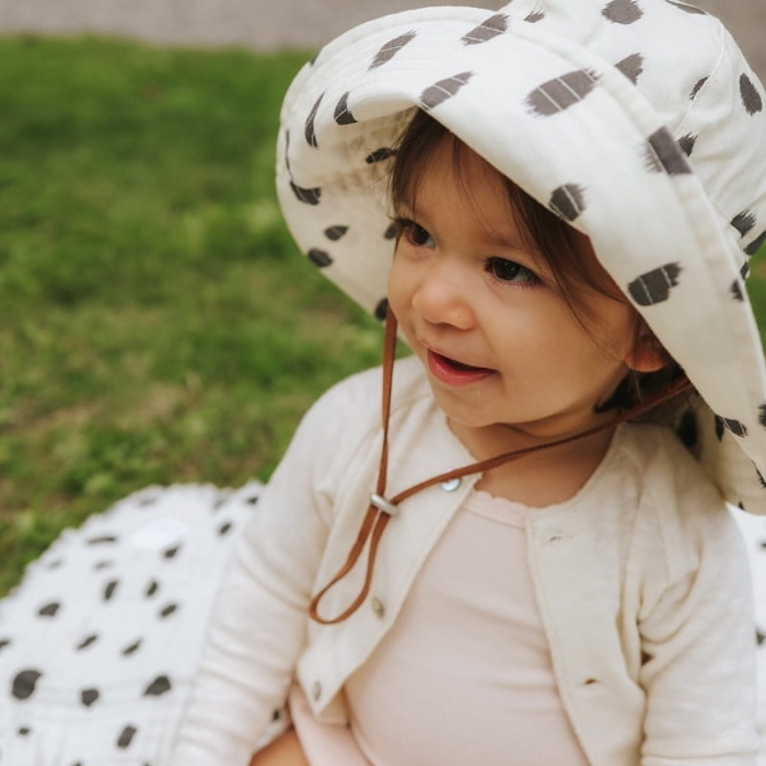 pol_pl_Elodie-Details-Kapelusz-przeciwsloneczny-2-3-lata-dalmatian-dots-grande-35975_2.jpg