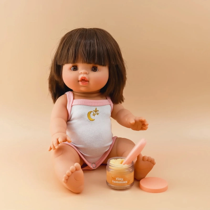 pol_pl_Tiny-Harlow-Zestaw-Tiny-Tummies-Sloiczek-i-Lyzeczka-Banan-1016_1.jpg